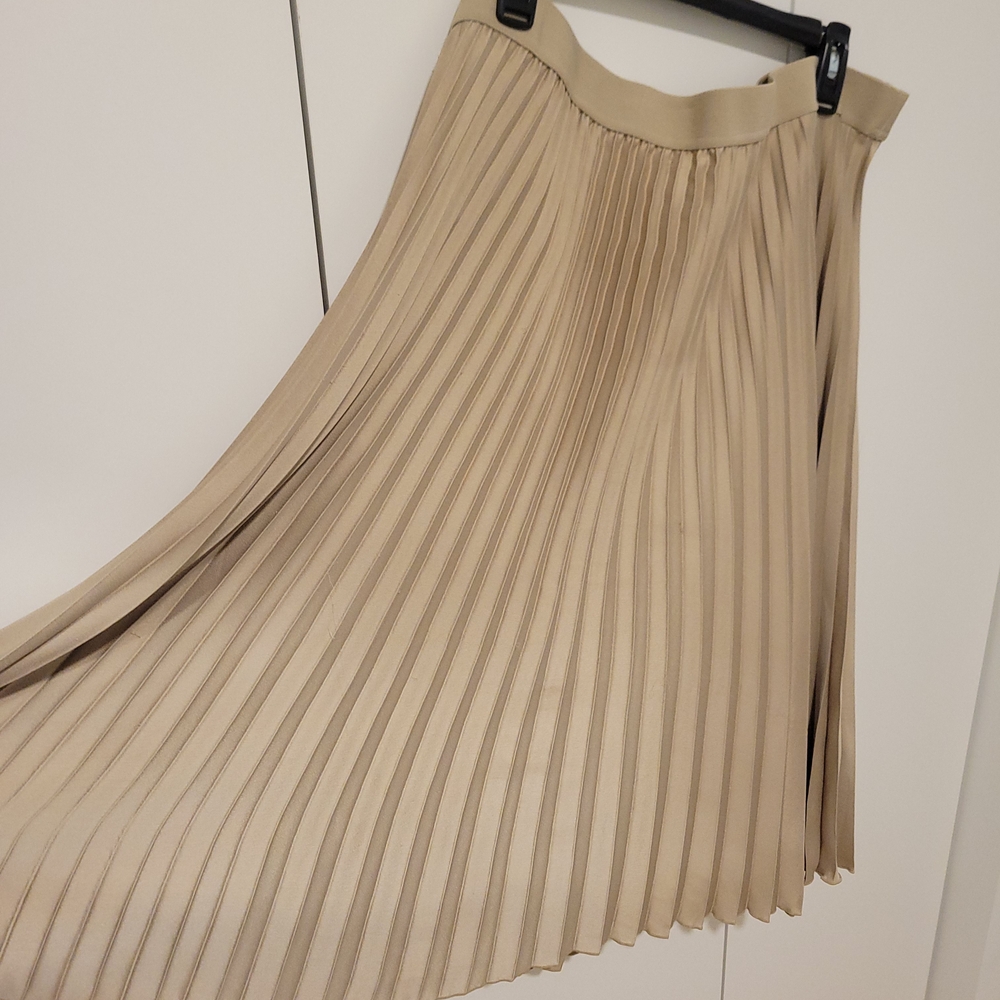 Chic Tan Pleated A-Line Skirt